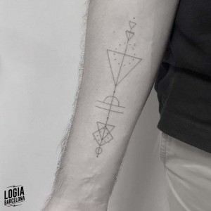 tatuaje_antebrazo_geometrico_logiabarcelona_moly_moonlight
